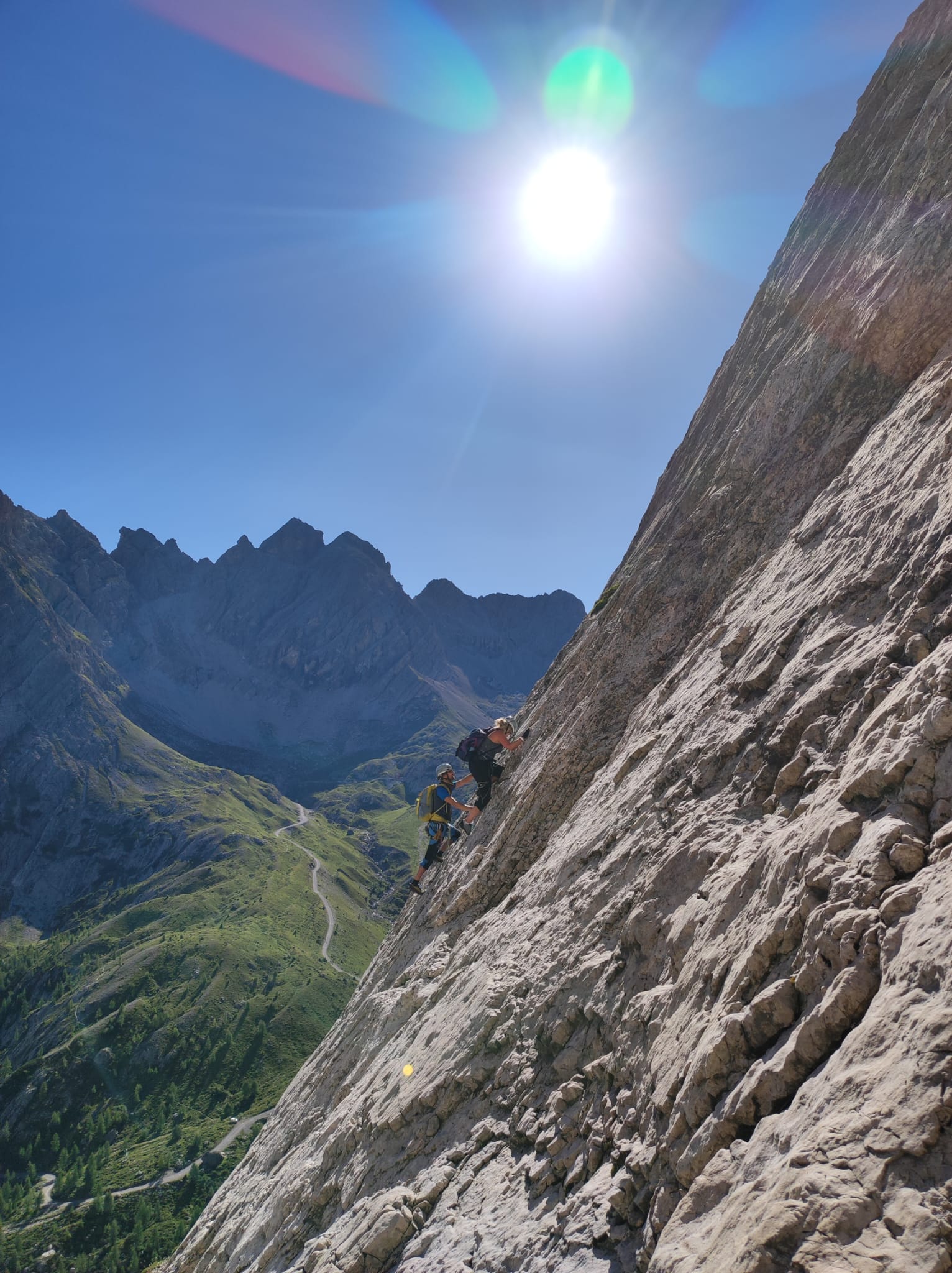Zwei Jugendliche auf einer Klettersteig-Tour im Fels